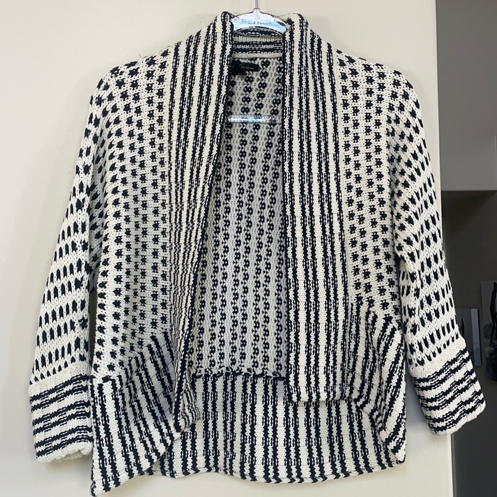 Kenneth Cole 3/4 sleeve sweater. Size small